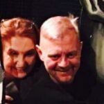 Eva Holubová Instagram - Uprimne? Nemam moc rada deti nebo zvirata na place. To nemohu ovlivnit, co ovlivnit mohu, to je zachazeni s nimi. U nas pri nataceni @jednarodinaserial nic ovlivnovat nemusime, nebot nase filmova produkce ma vse pod kontrolou. A tak se muzeme oddat sladkemu, nehyplnemu rozbrednuti se na laskyplnou, emocionalni kasi, plnou obdivu nad timto zazrakem zrozeni, nad malym clovickem. Kdyz jsi se mne, Matýsku, drzel za prst, premyslela jsem, jestli toto nase setkani je posledni nebo ne. Stalo se vam nekdy, ze se vam nekdo z davne minulosti objevil v pritomnem zivote? Premyslim a nemuzu si uplne vzpomenout. Koho jsem poznala v detstvi, svem nebo jeho, a pak se mi po letech najednou zjevil v zivote? Nevzpominam si. Uz znam pouze par lidi, co znali moje rodice. Lidi z mladi znam, ale z detstvi? Kam se podeli hlavni postavy, s nimiz bych si mohla zavzpominat na detstvi, svoje nebo jejich? Tak, mam jeste hodinu pred zazvonenim budiku, tak se jdu ponorit do minulosti. My totiz nemame blizsi rodinu, nez sami sebe. Neco nevyslo, neco se nepovedlo. Neknouram, konstatuju a lituju. Jak matd velkou rodinu, ovsem tu, s niz se stykate? Kolik mate pratel z detstvi?❤️😂☺️😔🕊🙏✋🏽💋