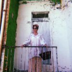 Eva Holubová Instagram - Ja se letos tesim na Sicilii, ja se tam tesim vzdycky, ale pokazdy mam pocit, ze ten rok uplne nejvic. Bude opravena dalsi cast domu, budeme se s @iammatejpaprciak a s @holu_ka pripravovat na zkouseni nove hry do @studio.dva . Budeme si uzivat chvile vzajemnosti bez zbesileho pravovniho nasazeni. Hedlo Sicilanu je “piano, piano”. Zemekoule se tady toci pomaleji. Dnes opet nesvetim nedeli!!! Tam vzdycky zajdu do kostela. Tady si, nez jdu spat, obvykle poustim msi od Nejsvetejsiho Salvatora, tedy Tomase Halika. Neni to spatny, ale citim, ze volna NEDĚLE mi chybi. Vsimli jste si, ze tento den v tydnu ma v ruznych jazycich ruzny vyznam? U nas nam oznamuje, ze se nedela.Italove ji rikaji Domenica, tedy den PÁNA, Rusové воскресенье- vzkříšení. Mate nejake takove dalsi priklady? Podelte se🙏. 😂❤️🕊