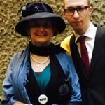Eva Holubová Instagram - Tento prispevek jsem neplanovala, ani to neni odpoved na utoky, ze pomaham v kampani svymu synovi. Ale reakce na ne to je. Ne, ze bych s nimi nepocitala, kdyz jsem se rozhodla “priznat se verejne k @holu_ad jako ke kandidatovi do EP”. Muj duvod je jednoduchy. Podporuju ho, jako jsem podporovala napr. Karla Schwarzenberga, Hanu Marvanovou, Petra Pavla, atd. Vzdycky jsem to delala z vlastniho zadarmo a z vlastniho presvedceni, ze vsichni ti lide budou pro nasi zem uzitecni a ze berou funkci jako sluzbu obcanum CR. A musela jsem verit v jejich fundovanost. Ale nikdy jsem nehrimala VOLTE JE!! Ne, pouze na ne upozornuju a doporucuju, podivejte se na ne a ZVAZTE JE. K Adamovi: uz jsem to psala, tak pouze pro uplnost : jazykove vybaveni, skoly Londyn, Edinburg, Varsava; Mezinarodni pravo, Mezinarodni vztahy, historie, politilogie, pracovni zkusenosti v EU, v Bruselu, na 🇸🇰 i u nas, predsednictvi EU… Uvedomila jsem si, jak nase rodina drzi pohromade a uplne mi to dojalo. Deti se mnou od malinka chodily na ruzne politicke akce, ja je proste nemela kam dat, kdyz jsem jezdila s Pavlem Telickou pred vstupem do EU, kdyz jsem objizdela s tehdy malo znamym Karlem Schwarz. jeho prvni volebni kampan. Byly to nekdy krusne chvile, plne ironickych invektiv a opileckych nadavek. Ale Karel to vzdy prikladne ustal. Jeho klic byl v tom, ze si musite vzdycky uvedomit, co za cloveka na vas plive a podle toho se urazkou zabyvat. Uvedomila jsem si, jak moc mi pomahala @holu_ka a @holu_ad pri me prvni rezii Gogolova Revizora v @studio.dva . Uvedomila jsem si, jak muj muz, vytvarnik, vzdycky pomohl svym dilem pri kazde akci, ktera se kohokoliv z nas tykala. @holu_ka naprosto prirozene vplula do NF Mathilda . I jeji @iammatejpaprciak pomaha naplno, vlastne to neni pomoc, ale spoluprace. Oni dva ted tvori volebni stab @holu_ad . Nezistne a naplno. A uvedomila jsem si, jak se Adam vedle klucicich zalib vzdycky zajimal o veci verejne. Uz na zakladce a potom i na gymnasiu byl v cele studentske rady. Kdyby ale nebyl na kandidatce @stan.cz , ktere verim, asi bych…,