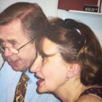 Eva Holubová Instagram - 1.prispevek: Mam rymu, jsem vycerpana, postonavam, mam den na to se uzdravit, zitra opet na znackach a v poklusu. Ale ted zvysena teplota, nachlazeni, bolesti svalu davaji pravo se valet a odpocivat. Poustim si vsechny dily Pana prstenu. Miluju to, kvuli te uskechtile cti Aragorna, Gandalfa, Froda a Sama, Legolase, Arwen…Jsem povznesena prave natolik, abych Vam zde naposledy rekla, ze nepodporuju Adama Holuba jako sveho syna, i kdyz jsem na neho jako máma hrda. Podporuju ho, jako jsem podporovala vsechny, o nichz jsem byla presvedcena, ze budou uzitecni, protoze na to maji, jak vzdelani, inteligenci a schopnosti i mravni kredikt. Jsem hrda, ze moje deti mezi takove lidi patri. A ze si nasli partnery, s nimiz jsme v mhoha politickych vecech zajedno. Jsem rada, ze se zajimaji o politiku, o budoucnost planety. Ale i o potrebne a valkou suzivane lidstvo. Uz mi nepiste o nasich rodinych vazbach, piste klidne kriticky, vecne a konkretne. Na obecne nadavky nebude odpovidano, sproste a vulgarni budou hlaseny. A ted koutky nahoru😂