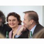 Eva Holubová Instagram - 1.prispevek: Mam rymu, jsem vycerpana, postonavam, mam den na to se uzdravit, zitra opet na znackach a v poklusu. Ale ted zvysena teplota, nachlazeni, bolesti svalu davaji pravo se valet a odpocivat. Poustim si vsechny dily Pana prstenu. Miluju to, kvuli te uskechtile cti Aragorna, Gandalfa, Froda a Sama, Legolase, Arwen…Jsem povznesena prave natolik, abych Vam zde naposledy rekla, ze nepodporuju Adama Holuba jako sveho syna, i kdyz jsem na neho jako máma hrda. Podporuju ho, jako jsem podporovala vsechny, o nichz jsem byla presvedcena, ze budou uzitecni, protoze na to maji, jak vzdelani, inteligenci a schopnosti i mravni kredikt. Jsem hrda, ze moje deti mezi takove lidi patri. A ze si nasli partnery, s nimiz jsme v mhoha politickych vecech zajedno. Jsem rada, ze se zajimaji o politiku, o budoucnost planety. Ale i o potrebne a valkou suzivane lidstvo. Uz mi nepiste o nasich rodinych vazbach, piste klidne kriticky, vecne a konkretne. Na obecne nadavky nebude odpovidano, sproste a vulgarni budou hlaseny. A ted koutky nahoru😂