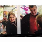Eva Holubová Instagram - 1.prispevek: Mam rymu, jsem vycerpana, postonavam, mam den na to se uzdravit, zitra opet na znackach a v poklusu. Ale ted zvysena teplota, nachlazeni, bolesti svalu davaji pravo se valet a odpocivat. Poustim si vsechny dily Pana prstenu. Miluju to, kvuli te uskechtile cti Aragorna, Gandalfa, Froda a Sama, Legolase, Arwen…Jsem povznesena prave natolik, abych Vam zde naposledy rekla, ze nepodporuju Adama Holuba jako sveho syna, i kdyz jsem na neho jako máma hrda. Podporuju ho, jako jsem podporovala vsechny, o nichz jsem byla presvedcena, ze budou uzitecni, protoze na to maji, jak vzdelani, inteligenci a schopnosti i mravni kredikt. Jsem hrda, ze moje deti mezi takove lidi patri. A ze si nasli partnery, s nimiz jsme v mhoha politickych vecech zajedno. Jsem rada, ze se zajimaji o politiku, o budoucnost planety. Ale i o potrebne a valkou suzivane lidstvo. Uz mi nepiste o nasich rodinych vazbach, piste klidne kriticky, vecne a konkretne. Na obecne nadavky nebude odpovidano, sproste a vulgarni budou hlaseny. A ted koutky nahoru😂