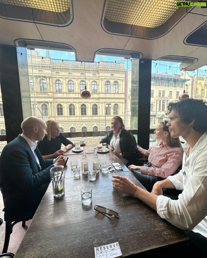 Eva Holubová Instagram - Ach jo, Jirasek je proti mne mistr zkratky!!! Ja jsem chtela napsat hlavne dve veci!! Ze letos si uvedomuju, ze moje volba ovlivni zivot generaci, kteri prijdou po nas. Ze je potreba zvolit takove europoslance, kteri budou v EU nejenom slyset, ale nebudou placat nesmysly, ze je EU bude muset respektovat, nebot pro ni a tim i pro CR budou prinosem. Ze berou sve poslani poslance jako službu těm, kdo je tam posilaji. Doporucuju projit kandidatku 21. Dekuju za vcerejsi setkani @danusenerudova @jan_farsky @holu_ad , tymu pani Danuse, nasemu volebnimu tymu, ktery se sklada z @holu_ka a @iammatejpaprciak . A dekuju studentum, kteri v pruzkumu hlasovali tak, jak hlasovali. A uz dam pokoj😂😂😂❤️❤️❤️