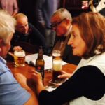 Eva Holubová Instagram - 1.prispevek: Mam rymu, jsem vycerpana, postonavam, mam den na to se uzdravit, zitra opet na znackach a v poklusu. Ale ted zvysena teplota, nachlazeni, bolesti svalu davaji pravo se valet a odpocivat. Poustim si vsechny dily Pana prstenu. Miluju to, kvuli te uskechtile cti Aragorna, Gandalfa, Froda a Sama, Legolase, Arwen…Jsem povznesena prave natolik, abych Vam zde naposledy rekla, ze nepodporuju Adama Holuba jako sveho syna, i kdyz jsem na neho jako máma hrda. Podporuju ho, jako jsem podporovala vsechny, o nichz jsem byla presvedcena, ze budou uzitecni, protoze na to maji, jak vzdelani, inteligenci a schopnosti i mravni kredikt. Jsem hrda, ze moje deti mezi takove lidi patri. A ze si nasli partnery, s nimiz jsme v mhoha politickych vecech zajedno. Jsem rada, ze se zajimaji o politiku, o budoucnost planety. Ale i o potrebne a valkou suzivane lidstvo. Uz mi nepiste o nasich rodinych vazbach, piste klidne kriticky, vecne a konkretne. Na obecne nadavky nebude odpovidano, sproste a vulgarni budou hlaseny. A ted koutky nahoru😂