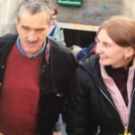 Eva Holubová Instagram - 1.prispevek: Mam rymu, jsem vycerpana, postonavam, mam den na to se uzdravit, zitra opet na znackach a v poklusu. Ale ted zvysena teplota, nachlazeni, bolesti svalu davaji pravo se valet a odpocivat. Poustim si vsechny dily Pana prstenu. Miluju to, kvuli te uskechtile cti Aragorna, Gandalfa, Froda a Sama, Legolase, Arwen…Jsem povznesena prave natolik, abych Vam zde naposledy rekla, ze nepodporuju Adama Holuba jako sveho syna, i kdyz jsem na neho jako máma hrda. Podporuju ho, jako jsem podporovala vsechny, o nichz jsem byla presvedcena, ze budou uzitecni, protoze na to maji, jak vzdelani, inteligenci a schopnosti i mravni kredikt. Jsem hrda, ze moje deti mezi takove lidi patri. A ze si nasli partnery, s nimiz jsme v mhoha politickych vecech zajedno. Jsem rada, ze se zajimaji o politiku, o budoucnost planety. Ale i o potrebne a valkou suzivane lidstvo. Uz mi nepiste o nasich rodinych vazbach, piste klidne kriticky, vecne a konkretne. Na obecne nadavky nebude odpovidano, sproste a vulgarni budou hlaseny. A ted koutky nahoru😂