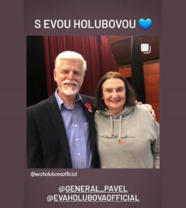 Eva Holubová Instagram - 1.prispevek: Mam rymu, jsem vycerpana, postonavam, mam den na to se uzdravit, zitra opet na znackach a v poklusu. Ale ted zvysena teplota, nachlazeni, bolesti svalu davaji pravo se valet a odpocivat. Poustim si vsechny dily Pana prstenu. Miluju to, kvuli te uskechtile cti Aragorna, Gandalfa, Froda a Sama, Legolase, Arwen…Jsem povznesena prave natolik, abych Vam zde naposledy rekla, ze nepodporuju Adama Holuba jako sveho syna, i kdyz jsem na neho jako máma hrda. Podporuju ho, jako jsem podporovala vsechny, o nichz jsem byla presvedcena, ze budou uzitecni, protoze na to maji, jak vzdelani, inteligenci a schopnosti i mravni kredikt. Jsem hrda, ze moje deti mezi takove lidi patri. A ze si nasli partnery, s nimiz jsme v mhoha politickych vecech zajedno. Jsem rada, ze se zajimaji o politiku, o budoucnost planety. Ale i o potrebne a valkou suzivane lidstvo. Uz mi nepiste o nasich rodinych vazbach, piste klidne kriticky, vecne a konkretne. Na obecne nadavky nebude odpovidano, sproste a vulgarni budou hlaseny. A ted koutky nahoru😂