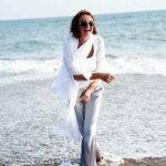 Eva Holubová Instagram - Vidim to jako dnes. Jedno z nasich prvnich foceni. Sicilia, mare, sole, vento, @holu_ka a ja. Oblekla mne do kalhot od kostymu, ktery dostala od Mathildy Nosticove, zavezla na temer prazdnou plaz, spolecnost nam delalo pouze nekolik racku. V dali hrala z male plazove hospůdky hudba. Kaja mi rekla, uvolni se, jako bych tu nebyla, podej se atmosfere. Bylo mi prekrasne, byla jsem o 10 let mladsi a o 20 kg lehci. Tech deset let nezvratim, ale tech 20 kg bych se zbavit chtela. Kaja mne navrhla, at zkusim krabickovou dietu. Mate s tim nejake zkusenosti? Napiste mi sem nebo do zprav🙏🙏🙏.
