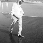 Eva Holubová Instagram - Vidim to jako dnes. Jedno z nasich prvnich foceni. Sicilia, mare, sole, vento, @holu_ka a ja. Oblekla mne do kalhot od kostymu, ktery dostala od Mathildy Nosticove, zavezla na temer prazdnou plaz, spolecnost nam delalo pouze nekolik racku. V dali hrala z male plazove hospůdky hudba. Kaja mi rekla, uvolni se, jako bych tu nebyla, podej se atmosfere. Bylo mi prekrasne, byla jsem o 10 let mladsi a o 20 kg lehci. Tech deset let nezvratim, ale tech 20 kg bych se zbavit chtela. Kaja mne navrhla, at zkusim krabickovou dietu. Mate s tim nejake zkusenosti? Napiste mi sem nebo do zprav🙏🙏🙏.