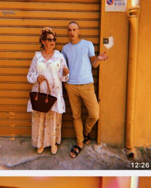 Eva Holubová Instagram - Ja se letos tesim na Sicilii, ja se tam tesim vzdycky, ale pokazdy mam pocit, ze ten rok uplne nejvic. Bude opravena dalsi cast domu, budeme se s @iammatejpaprciak a s @holu_ka pripravovat na zkouseni nove hry do @studio.dva . Budeme si uzivat chvile vzajemnosti bez zbesileho pravovniho nasazeni. Hedlo Sicilanu je “piano, piano”. Zemekoule se tady toci pomaleji. Dnes opet nesvetim nedeli!!! Tam vzdycky zajdu do kostela. Tady si, nez jdu spat, obvykle poustim msi od Nejsvetejsiho Salvatora, tedy Tomase Halika. Neni to spatny, ale citim, ze volna NEDĚLE mi chybi. Vsimli jste si, ze tento den v tydnu ma v ruznych jazycich ruzny vyznam? U nas nam oznamuje, ze se nedela.Italove ji rikaji Domenica, tedy den PÁNA, Rusové воскресенье- vzkříšení. Mate nejake takove dalsi priklady? Podelte se🙏. 😂❤️🕊
