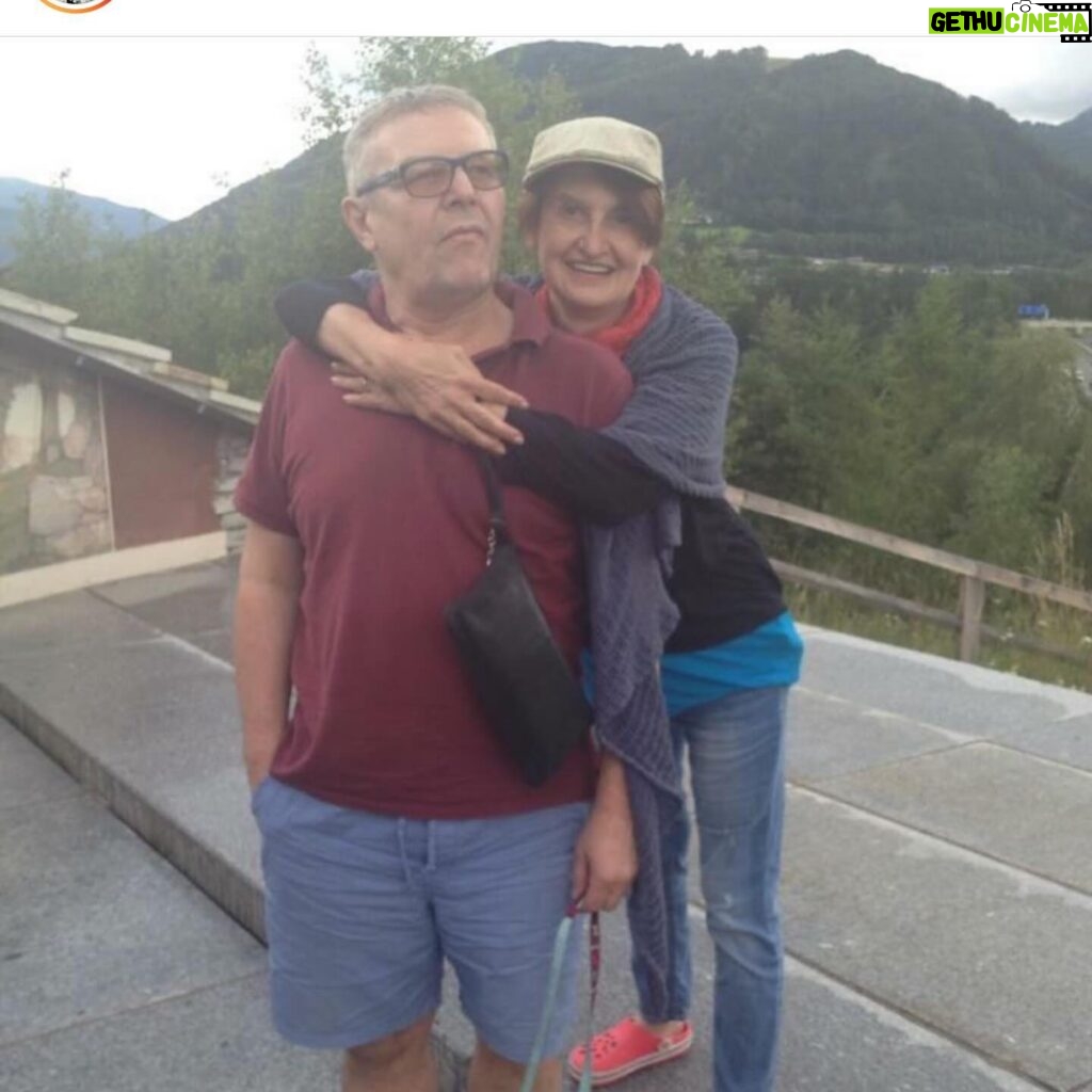 Eva Holubová Instagram - Vcera v Trutnove opet uzasna HOLUBICE-DCERA A MATKA ROKU. Opet otazky typu z ceho cerpat silu, jak si udrzet pohodu, harmonii. Mate-li stesti , tak to muze byt rodina. Ale to neni samozrejmost, jednak ji nemusite mit a verte, ze sakra vim, o cem mluvim, a za druhe se nemusi povest. K prvnimu bodu-v 25 letech mi umrela maminka a za dva roky po ni tatinek. Ja schvalne pouzivam umrela, protoze ona neodesla, je se mnou cely muj zivot, ano, v jine dimenzi, ale to jsem si uvedomila pozdeji. Kdyz mi citlive doktor v nemocnici oznamil: “Marie Holubova? Ta je mrtva!” , zhroutil se mi Svet. A tatovi to urychlilo demenci. Razem mne zivot vyhodil ze “skleniku” na mraz a s temer 70ti letym ditetem na krku. A pak nasledovalo temer 10 let bez rodiny. Ani partnerske vztahy tou dobou nebyly ty nejlepsi. Co ted? Nekdo se uzavre do sebe, ja si pomalu zacala vytvaret jakousi smecku, ale co treba na Vanoce?!?Ruzne jsem je travila u pratel, byka jsem jim moc vdecna, ale zaroven jsem mela pocit, ze “parazituju”. Nechovali se tak ke mne, to mne to tak prislo. “Janinka” z Karafiatovych Broucku, pamatujete? Ale ta do te rodiny patrila, nemela manzela a deti, ale vsichni ji brali jako tetinku, ktera zije sama. A hlavne, stykali se bezne a kazdodenne. Ja jsem zmenila uhel pohledu na samotu. Prestala jsem v ni videt opustenost, uvidela jsem v ni svobodu. A na posledni Vanoce jsem nesla “do rodiny”, ale do hospody, na Malou Stranu ke Sluncum. Byli jsme tam sami , co ziji singl. A byla to takova sila a krasa, uprimnost a srdecnost. A ze to byla skvadra, sami podivín vedle podivínky. Ale byly to svou podstatou opravdicky Vanoce. Narodilo se nam Děťátko a my se radovali. Spasitel byl mezi nami a v nas a my se mu klaneli. Ale nez jsem se stacila tesit na pristi Vanoce, vstoupil mi do zivota on se svou rodinou a za nedlouho vy dva. No, to jsem nebyla daleko od toho, ze se zblaznim stestim. Musela jsem byt nesnesitelna. 😂❤️✋🏽✌🏻🕊👏🏿