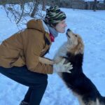Eva Holubová Instagram - Dostavam ruzne otazky. Nektere se opakuji. V posledni dobe mne zaujala jedna. “KDE BERETE SÍLU?” Jsem priserne unavena, prace na zahrade ci v domacnosti stoji, tak jsem se nad tim sama zamyslela. Oteviram na toti tema novy serial: KDE BEREME SILU. Pridate se? 🙏pojdme se vzajemne inspirovat. Jednim z takovych nabijecu, jsou pro mne zvirata. V soucasne dobe mozna tim hlavnim, nebot nejsem ani schopna cist. Jake je Vase nejoblibenejsi zvire? Nemyslim ale pouze druh, myslim konkretniho partaka. Ja mam v soucasne dobe tri. Bellu, Ellu a Paťáka. Vsechno “kamaradi ze psi ctvrti”. Jsou na 1. miste, nemusim jim nic vysvetlovat, k nicemu je nutit, o nic se neprosit. Ted jsou u nas vsichni tri, a tak se mnohem vice snazi zaujmout. Ale ja nejsem jenom pejskar. Stejne misto u mne zaujimaji kocka a kone. Kocky jsem mela, kone nikoliv. A pak taky kralicci a ptacci, opicky, lvi, sloni, atd. Co znamenaji pro Vas?😂❤️