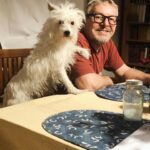 Eva Holubová Instagram - Dostavam ruzne otazky. Nektere se opakuji. V posledni dobe mne zaujala jedna. “KDE BERETE SÍLU?” Jsem priserne unavena, prace na zahrade ci v domacnosti stoji, tak jsem se nad tim sama zamyslela. Oteviram na toti tema novy serial: KDE BEREME SILU. Pridate se? 🙏pojdme se vzajemne inspirovat. Jednim z takovych nabijecu, jsou pro mne zvirata. V soucasne dobe mozna tim hlavnim, nebot nejsem ani schopna cist. Jake je Vase nejoblibenejsi zvire? Nemyslim ale pouze druh, myslim konkretniho partaka. Ja mam v soucasne dobe tri. Bellu, Ellu a Paťáka. Vsechno “kamaradi ze psi ctvrti”. Jsou na 1. miste, nemusim jim nic vysvetlovat, k nicemu je nutit, o nic se neprosit. Ted jsou u nas vsichni tri, a tak se mnohem vice snazi zaujmout. Ale ja nejsem jenom pejskar. Stejne misto u mne zaujimaji kocka a kone. Kocky jsem mela, kone nikoliv. A pak taky kralicci a ptacci, opicky, lvi, sloni, atd. Co znamenaji pro Vas?😂❤️