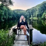 Eva Kramerová Instagram - Krásny deň pusinky ! Dnes som sa zobudila na spomienku z pred týždňa a zježilo ma od trápna 🦔😀 Bola som na svojej rannej prechajde, oproti mne beží muž, zastaví sa. Muž je na mňa milý a hovorí že ma sleduje a že ma má rád… a ja sa teším a okamžite cítim potrebu opätovať kompliment lebo začať ráno milými slovami, to je najviac 🫶🏻! Btw - pohyb a kompliment je nová cigaretka a káva čo sa ranných rituálov týka 🤗😀 Už z diaľky som si všimla že má zvláštne oči a tak hneď po jeho slovách reagujem rýchlosťou svetla jak keby som bola v súťaži Riskuj “a Vy máte krásne oči . Jedno také a druhé také - to je brutálne “ 🫶🏻 Cítim že nadšenie z atmosféry trošku opadlo a pán mi povie … “No mal som dosť vážny úraz” Ja vidím ako sa mu úraz priemetol pred očami … Ja som svoj kompliment ale myslela vážne ( v tomto bode zacítim také ľahké paprsky hanby ☀️ - taký ten pocit keď už vieš že ideš zlým smerom ale pre isotu zrychliš aby si to už mal za sebou 😀 )a tak tlačím na pílu a pokračujem … že síce úraz bol ale je to krásne a originálne 😅 Rozlúčime sa … a tak si hovorim, že niekedy by nebolo zlé len tak obyčajne niečo prijať a poďakovať. 😭 Jak sa hovorí mlčať je zlato … a ja si dávam zemiakovú medailu 🥔😀 DÚ na najbližšie dni : buďte ticho a užite si komplimenty 😀🫶🏻😅💞 cmuk