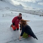 Eva Kramerová Instagram - Toto čítanie ti zaberie 1 minútku zatiaľ čo my sa už šmýkame na Islande . Je ťažké zostat pozitívny pri zmenách ktoré nám nie sú po vôli, keď vyhrávajú ľudia ktorým ľudsky nerozumiem a nemáme rovnaký pohľad na svet a o ktorých tušíme že nebudú myslieť aj na nás …je to únavne stále dúfať v lepšie zajtrajšky ked žijeme vo svete plnom chaosu, kde sa javi že veľa ľudí nevie rozoznať medzi dobrom a zlom, pravdou a klamstvom. Strach je mizerná štartovacia čiara aby človek robil akékoľvek rozhodnutia a tak aj keď sme sa teraz zľakli budeme sa snažiť schladiť si hlavu, upokojiť sa a bojovať za to aby sa na Slovenku slovo “západ”, liberál, pokrok nebrali ako nadávky. Verím že sa nádej neprepadla tak ako ja na tejto fotke a že spolu si chvíľku ponadávame, usmejeme sa na seba a budeme robiť tak aby dobre bolo 💗 Zvládneme to a buďme na seba dobrí 🧡