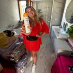 Eva Kramerová Instagram - Čo si budeme hovorit, nie je málo momentov v živote ženy kedy sa tak že naozaj zapotí ( zvládame toho “bezbolestne” naozaj mnoho) ale keď už také momenty prídu, tak nech aspoň voniame ako Marakuja a citrónová tráva- moja obľúbená vôňa od @dove ktorú mám spojenú s niekoľkými vecami 1. Neoblomná vytrvalosť - aj keď nie som štíhla, stále verím na makanie pre SVOJE najlepšie summer body 🧜🏼‍♀️ 2. Emancipácia - sama si prerábam a zarábam na byt a myslím na to že už dnes budujem svoje krajšie zajtrajšky aj keď sa mi veľa krát chce vyhrotit a zosypať , lebo dôvodov by bolo 😀 tak pokračujem 🦸🏼‍♀️ 3. Sebalásku - prišli horúce letné dni kedy sa nám už kokošia hormóny a na to aby sme sa “schladili” potrebujeme minimálne jedno hasičské auto a jeden vážny @dove a dávku sebaúcty, aby sme náhodou vďaka tým hormónikom nenaleteli ďalšiemu badboyovi ktorého dáme na piedestál a kompletne zabudneme na seba … lebo vieme že chceme a zaslúžime si oveľa viac než malý fling 🫶🏻🤷🏼‍♀️ Tak len že z čohokoľvek sa teraz potíte, myslite na to že to prinesie svoje ovocie 🥭🫐🍒🍌 *Jemnejšie podpazušie a ochrana až 72 hodín (to nie je málo) to je nová rada Dove Advanced Care s ešte lepším zložením ako kedykoľvek pred tým 👍🏻 to chceš 🫠 #DovePartner #DoveSaStara #DoveAdvancedCare#mojlovebrand