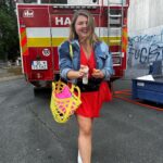Eva Kramerová Instagram - Čo si budeme hovorit, nie je málo momentov v živote ženy kedy sa tak že naozaj zapotí ( zvládame toho “bezbolestne” naozaj mnoho) ale keď už také momenty prídu, tak nech aspoň voniame ako Marakuja a citrónová tráva- moja obľúbená vôňa od @dove ktorú mám spojenú s niekoľkými vecami 1. Neoblomná vytrvalosť - aj keď nie som štíhla, stále verím na makanie pre SVOJE najlepšie summer body 🧜🏼‍♀️ 2. Emancipácia - sama si prerábam a zarábam na byt a myslím na to že už dnes budujem svoje krajšie zajtrajšky aj keď sa mi veľa krát chce vyhrotit a zosypať , lebo dôvodov by bolo 😀 tak pokračujem 🦸🏼‍♀️ 3. Sebalásku - prišli horúce letné dni kedy sa nám už kokošia hormóny a na to aby sme sa “schladili” potrebujeme minimálne jedno hasičské auto a jeden vážny @dove a dávku sebaúcty, aby sme náhodou vďaka tým hormónikom nenaleteli ďalšiemu badboyovi ktorého dáme na piedestál a kompletne zabudneme na seba … lebo vieme že chceme a zaslúžime si oveľa viac než malý fling 🫶🏻🤷🏼‍♀️ Tak len že z čohokoľvek sa teraz potíte, myslite na to že to prinesie svoje ovocie 🥭🫐🍒🍌 *Jemnejšie podpazušie a ochrana až 72 hodín (to nie je málo) to je nová rada Dove Advanced Care s ešte lepším zložením ako kedykoľvek pred tým 👍🏻 to chceš 🫠 #DovePartner #DoveSaStara #DoveAdvancedCare#mojlovebrand