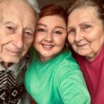 Eva Kramerová Instagram - O tom čo ma naučila strata … Toto je moja posledná fotka s Babkou 💗 Babka nám na Vianoce odišla 👼 20 rokov som neprišla o nikoho blízkeho a je ťažké to spracovať, nehovorila som o tom, akosi sa mi nedalo. Trúchlenie je zvláštny stav. Striedali si mi nálady častejšie ako zvyčajne. Videla som ako sa moj mozog snažil vytesniť stratu aby som bola schopná fungovať a zvládnuť pohreb, vidieť zarmútenú rodinu a nemôcť im v tom pomôcť . V takejto situácií “padá” na vás fakt, že niečo je naozaj definitívne a ja nemám rada definitíva hlavne čo sa týka strát. Úzkosť z konečnosti asi to je… vhodný vyber slov. Moment keď si uvedomíš …Nechytím ju za ruku, už mi nikdy nezavolá, už ma nikdy za nič “nesfúkne, že jej nebudem môcť povedať ako ju ľúbim to všetko vám dochádza postupne a trvá to dlho. Strieda sa plač a smiech kvôli milým spomienkam, ktoré ste v živote zažili. Pre Dedka to muselo byt ešte ťažšie … boli spolu 60 rokov. Zvládol to krásne. Od kedy Babka nie je , trávim s ním takmer každú voľnú chvíľu, jazdím hore dole na Oravu. On mi varí polievky a ja jemu zas moje “experimenty” ktoré vždy skúsi len preto že ma má rád. Ja viem že každý vie, že smrť bolí, tak racionálne… ale prežiť to bola iná káva. Asi je to dobré lebo sa tak učíme súcitu (takému naozajstnému) Pár vecí čo vo mne tak zostali 1. So smútkom sa dá žiť … mení svoje podoby a je postupne láskavejší. 2.Bez blízkosti ktorú si tvoríme rozprávaním o svojich emociach, zdielanim alebo len mlčiacim držaním sa za ruku by to bolo neznesiteľné 3. Jej smrť mi veľa krát pripomína aj to aký mala život a aká som rada že som ho s ňou mohla tak veľa rokov žiť 4. Že život je naozaj jedna záhada a môže sa zvrtnúť z minuty na minútu A tak žime najlepšie ako vieme, buďme k sebe dobrí, buďme pri ľuďoch ktorí nás ľúbia a napĺňajú lebo hodnotné väzby, láska a blízkosť je to najviac … všetko ostatné je na konci dňa úplne jedno 💗 tak ti Babi ďakujem za túto pripomienku, za to všetko čo si ma naučila a čo som od teba podedila 💫🪽 #babka#loveher#forever