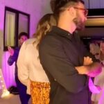 Eva Kramerová Instagram - 💞 V noci ma z afterky viezol veľmi príjemný taxikár z Afganistanu … bol obrovský spln a povedal mi nech si niečo želám … že čo si zaželám to sa mi splní 😀🫶🏻 A tak som si želala …Niekedy som si zvykla želať dlhé zoznamy, take dlhé ze podľa mňa by sme pod Ufom stáli doteraz. 😀 Včera to bolo kratšie - moje želanie bolo pracovať a obklopovať sa milými ľudmi. Áno praobyčajné želanie ktoré ale dokáže v živote urobiť neuveriteľný rozdiel … obyčajná milota a duševná pohoda je “game changer” 😘 Vo fotkách malý priebeh včerajška 💞 Bolo to príjemné, gratulujem všetkým čo vyhrali a všetkým ktorí robia veci čo ich bavia … je to dar ✨ @socialawardslovakia