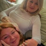Eva Kramerová Instagram - 🩷 rodinu si nevyberáme a ja som rada že som “vyfasovala” tú svoju 🩷 nie sme dokonalí ale každý deň si uvedomujem aký to je dar že sa máme ✨! Ľuďom už cvakoce, vianočná panika začína, ľudia sú nervózni a napätí … normálne sa treba spomaliť upokojiť a pomojkať s niekym koho lubite, vypnúť telefón, na chvíľku vypnúť správy a len si užiť moment ✨🩷 Prajem vám láskavý štart do nového týždňa🚀