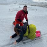 Eva Kramerová Instagram - Toto čítanie ti zaberie 1 minútku zatiaľ čo my sa už šmýkame na Islande . Je ťažké zostat pozitívny pri zmenách ktoré nám nie sú po vôli, keď vyhrávajú ľudia ktorým ľudsky nerozumiem a nemáme rovnaký pohľad na svet a o ktorých tušíme že nebudú myslieť aj na nás …je to únavne stále dúfať v lepšie zajtrajšky ked žijeme vo svete plnom chaosu, kde sa javi že veľa ľudí nevie rozoznať medzi dobrom a zlom, pravdou a klamstvom. Strach je mizerná štartovacia čiara aby človek robil akékoľvek rozhodnutia a tak aj keď sme sa teraz zľakli budeme sa snažiť schladiť si hlavu, upokojiť sa a bojovať za to aby sa na Slovenku slovo “západ”, liberál, pokrok nebrali ako nadávky. Verím že sa nádej neprepadla tak ako ja na tejto fotke a že spolu si chvíľku ponadávame, usmejeme sa na seba a budeme robiť tak aby dobre bolo 💗 Zvládneme to a buďme na seba dobrí 🧡