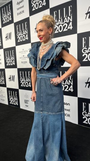 Eva Röse Instagram - @missevarose på året Ellegala. Styling av @jackiehammar Klänning skapad av remake designer @emeliienorberg (Allt material i klänningen kommer från återbrukade jeans) MUA @jackiestyling

smycken: @starstudio_pr @sagensweden @cbycjewelry @sandrateresasmycken 

Omslagsbild av: @amandacollden 
@ellesverige 

#conversion #fashion #sustainablefashion #streetstyle #upcycledfashion #creative #style #reworked #sewing #upcycling #vintage #stylish #savetheplanet #trend #sustainable #sustainability #designer #vintagefashion #vintageclothing #dress #designerdress #vintage #designerupcycled #upcycledfashion #craft #creativeideas #refashioned #denim #jeans