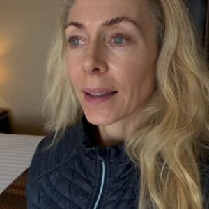 Eva Röse Instagram - På Mongolisk mark. Svinkallt,soligt och mäktigt. Framme i Ulan Bataar och möttes av besked att vi nu nått 100% av mitt nya insamlingsmål (som jag höjde när systrarna på @wakakuu toppade upp första målet 🙏) Tack ALLA som stöttar, länk i bio för mer info. I morgon besöker jag @nature_org huvudkvarter här och kan vidare rapportera om projekten. Sen när det av mot Gobiöknen. Nu ska jag se mig om i staden och besöka museum. Samt köpa lexikon. Språket är en fonetisk utmaning!..
Häng med i storyn eller under Höjdpunkter. 🐫❄️❄️#mongoliet#gobi#expedition @herplanetearth