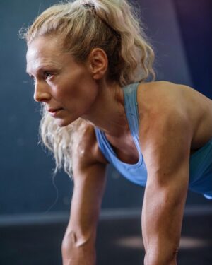 Eva Röse Instagram - Stay focused. Delar lite träningstips till alla som egentligen inte orkar.
Bästa tipset är som vanligt att gå ut om ni kan. För er som är sjuka,skadade eller just nu oförmögna. Håll ut. Tappa inte inte hoppet. Syrenerna blommar och ibland får det vara gott så. Heja alla som kämpar. @svenskadagbladet  foto: @jstenrsn #mäktet