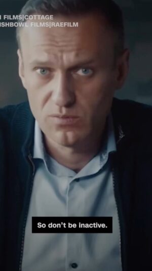 Eva Röse Instagram - "The only thing necessary for the triumph of evil, is for good people to do nothing. So don't be inactive.". (Alexej Navalny's message  to the russian people in the event of his death.)#russia#putin#justice#opression#courage#resistance#alexejnavalnyj  #riot  Modiga modiga människor världen över som kämpar mot förtryck och galenskap. VAR INTE TYSTA!  Apati och tystnad är ondskans bästa vän. Heja alla som kämpar.👊🏻🌅 @cnn