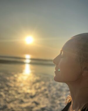 Eva Röse Instagram - Som en mjuk påminnelse om att solen alltid går upp. Oavsett vardag eller högtid så finns hon där över oss eller under beroende på var vi bor. Oavsett hur vi mår,vad vi oroar oss för eller vad vi kämpar med.
Oavsett allt jävligt som sker runt oss just nu så kommer hon som en påminnelse att vi får en ny chans varje dag.
En uppmaning att reflektera,bli bättre,mjukna,ta sats, sträcka oss längre. Nå in och ut.
Ett år går till ända och med det alla förhoppningar vi hade eller besvikelser vi ska lämna bakom oss. Sorger och skimrande stunder.
Allt som skulle blivit.
Allt som nu kan få bli.
Solen går upp över dig som fastnat i steget.
Du som har skav i hjärtat. Du som oroar dig för en anhörig. Du som är ofrivilligt ensam och du som kämpar med missbruk av olika slag. Du som är rädd för våldet som kommer i spåren av alkohol och fyrverkerier.
Du som saknar dina barn eller som längtar efter att få bli förälder. Du som är osams med din familj eller med dig själv. Du som undrar vad alla andra gör. Du som är nykär,nyskild,nyfrälst. Du som ska fira ditt första nyår på ett helt nytt sätt. Du som inte ska fira alls. Du som skulle vilja fira men inte vet hur eller med vem. Oavsett allt så får du en ny dag idag. Och framförallt i morgon. 
Så- Vad skriver du i boken?  Vad önskar du dig och framförallt,  vad längtar du efter?  Gott nytt år mina fina vänner därute.🎇🎇🎇 ( Happy new chance all my non-swedish friends!)