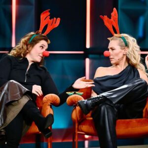 Eva Röse Instagram - Jojo- in i finrummen med dom för bövelen. Tack för  glada tillrop och önskemål om att ta över hela @tv4 . Vi hinner inte . Viktigare saker ska göras. Testen  om snabbast väg in i framtiden fortsätter med oerhörd hastighet.
Idag stål-ren. NollkonTrolltider.
Lucka nr 5.
Burnout med Snurre Sprätt  #knyckisånässla#julkalender#testing#framtid#samtid#julefrid#ren#burnout#häxkraft#fuckoff#såattsäga (finfoto av @photographerkarintornblom för #helleniushörna) @vannarosenberg