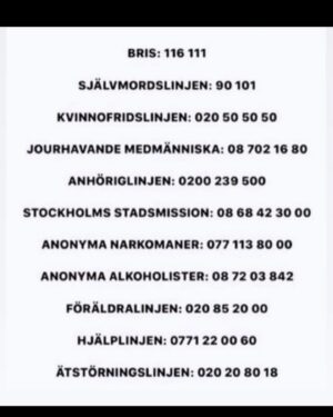 Eva Röse Instagram - Som en mjuk påminnelse om att solen alltid går upp. Oavsett vardag eller högtid så finns hon där över oss eller under beroende på var vi bor. Oavsett hur vi mår,vad vi oroar oss för eller vad vi kämpar med.
Oavsett allt jävligt som sker runt oss just nu så kommer hon som en påminnelse att vi får en ny chans varje dag.
En uppmaning att reflektera,bli bättre,mjukna,ta sats, sträcka oss längre. Nå in och ut.
Ett år går till ända och med det alla förhoppningar vi hade eller besvikelser vi ska lämna bakom oss. Sorger och skimrande stunder.
Allt som skulle blivit.
Allt som nu kan få bli.
Solen går upp över dig som fastnat i steget.
Du som har skav i hjärtat. Du som oroar dig för en anhörig. Du som är ofrivilligt ensam och du som kämpar med missbruk av olika slag. Du som är rädd för våldet som kommer i spåren av alkohol och fyrverkerier.
Du som saknar dina barn eller som längtar efter att få bli förälder. Du som är osams med din familj eller med dig själv. Du som undrar vad alla andra gör. Du som är nykär,nyskild,nyfrälst. Du som ska fira ditt första nyår på ett helt nytt sätt. Du som inte ska fira alls. Du som skulle vilja fira men inte vet hur eller med vem. Oavsett allt så får du en ny dag idag. Och framförallt i morgon. 
Så- Vad skriver du i boken?  Vad önskar du dig och framförallt,  vad längtar du efter?  Gott nytt år mina fina vänner därute.🎇🎇🎇 ( Happy new chance all my non-swedish friends!)