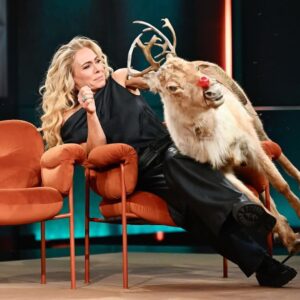 Eva Röse Instagram - Jojo- in i finrummen med dom för bövelen. Tack för  glada tillrop och önskemål om att ta över hela @tv4 . Vi hinner inte . Viktigare saker ska göras. Testen  om snabbast väg in i framtiden fortsätter med oerhörd hastighet.
Idag stål-ren. NollkonTrolltider.
Lucka nr 5.
Burnout med Snurre Sprätt  #knyckisånässla#julkalender#testing#framtid#samtid#julefrid#ren#burnout#häxkraft#fuckoff#såattsäga (finfoto av @photographerkarintornblom för #helleniushörna) @vannarosenberg
