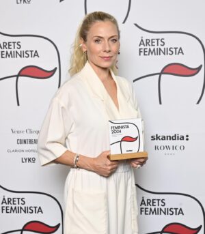 Eva Röse Instagram - Otroligt hedrad och glad över utmärkelsen "Årets Systerskap" . Motiveringen gjorde mig tårögd och förtjänar en egen väggbonad om någon känner sig manad. " Hon ler inte på beställning, struntar i dålig stämning och backar aldrig för att dra på sig rustningen .
Med sylvass humor,tajming och en obändig tydlighet är hon både på och vid sidan av scenen en härförare i kampen för mänskliga rättigheter ,jämställdhet och global hållbarhet. President av Jämtland- och en feminista i sin ädlaste form." 

Grattis alla övriga pristagare under kvällen!
(se tagg i bild). Tack @feminasverige för att ni använder er plattform till att lyfta och stärka kvinnor och samla så många otroliga medsystrar en kväll som denna.
Nu tar vi det härifrån.
✨ (foto @photographerkarintornblom samt @annahallams) #mäktet