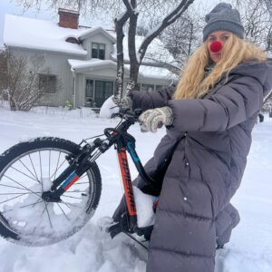Eva Röse Instagram - Jojo- in i finrummen med dom för bövelen. Tack för  glada tillrop och önskemål om att ta över hela @tv4 . Vi hinner inte . Viktigare saker ska göras. Testen  om snabbast väg in i framtiden fortsätter med oerhörd hastighet.
Idag stål-ren. NollkonTrolltider.
Lucka nr 5.
Burnout med Snurre Sprätt  #knyckisånässla#julkalender#testing#framtid#samtid#julefrid#ren#burnout#häxkraft#fuckoff#såattsäga (finfoto av @photographerkarintornblom för #helleniushörna) @vannarosenberg