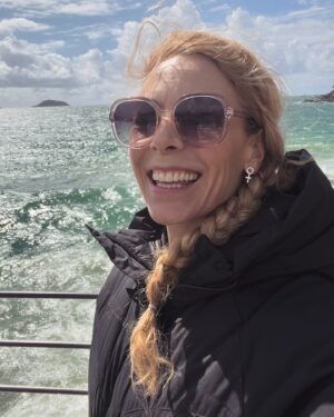 Eva Röse Instagram - So.... I'm on an adventure since weeks.
Reaching out to strangers on the way and relying on the good in people.
So far so good.
There is hope, there is kindness and endless roads awaits you.
🌏🏃‍♀️‍➡️ #raceacrosstheworld