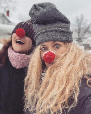 Eva Röse Instagram - Tänt var det här!
Då så Evribodi- era utsända anser att samtiden suger och är därför alltså på jakt efter snabbast väg framåt.  Vi ger er återbäring i advent. NollkonTrolltider.
Lucka 3.
Framgångsvåg och snorteri  #knyckisånässla#julkalender#advent#lina#jul#surf #framtid#future#helevte##rosenbad#snömos# snö#såattsäga#knyckis#julefrid#koks @vannarosenberg