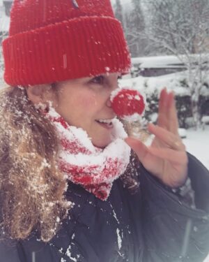 Eva Röse Instagram - Tänt var det här!
Då så Evribodi- era utsända anser att samtiden suger och är därför alltså på jakt efter snabbast väg framåt.  Vi ger er återbäring i advent. NollkonTrolltider.
Lucka 3.
Framgångsvåg och snorteri  #knyckisånässla#julkalender#advent#lina#jul#surf #framtid#future#helevte##rosenbad#snömos# snö#såattsäga#knyckis#julefrid#koks @vannarosenberg