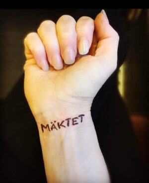 Eva Röse Instagram - ⏳ Varje dag vi får leva är värd att fira. Punkt.
Oändligt tacksam och rörd över den kärlek ni sprider. Som ett tomtebloss är livet. Lämna mjuka avtryck om du kan. 💝🎂🐾 ( svipe for memorylane.)