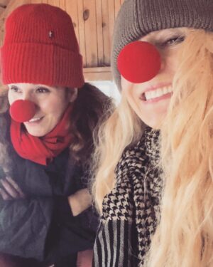 Eva Röse Instagram - Jajemän!
I rikets tjänst år efter år.
Vi ger er NollKonTrolltider.
Lucka 1. Mental Karies #knyckisånässla#julkalender#advent#jul#samtiden#sverige#trolltider#knyckis#brunsås#grottfolk @vannarosenberg 🧌🧌