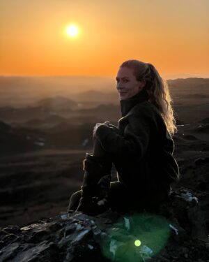 Eva Röse Instagram - Sunset over Altai mountains in the Gobi desert.  Honoring All Womens rights day in the most empowering way,  with amazing women from all around the world on this epic expedition across the desert. Spinning a web of sisters all over the planet. And the sun will rise tomorrow,as will we. 👊🏻🕸️❄️❄️🐫 @herplanetearth