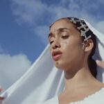 Eva Ruiz Instagram - 🖤🌋 Les hice una versión acústica de “Papá Dónde Estás” para lxs que les gusta escuchar baladitas con este frío ✨✨✨coming out soonnn