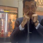 Evagelia Siriopoulou Instagram - Μετά από 250 επεισόδια. Οι ηθοποιοί έχουν γίνει ένα με την ιστορία. Περούκες μαντίλια γυαλιά και ψεκασματα, λόγια κ σκηνικές οδηγίες, Μεθοντ Ακτινγκ! Αυτοσχεδιασμοί, Μαζί με όλες τις ασκήσεις προθέρμανσης που έχει μαθει ο καθένας. Απολαύστε υπεύθυνα. Deleted scenes Παράδεισος Των Κυριών Υ.Γ. Σεβόμαστε την διαδικασία έμπνευσης Όταν δεν ενοχλεί την διαδικασία και τα όρια του άλλου. Μυστικά εργαλεία είναι η Υπομονή, η κατανόηση, η αγάπη, ο επαγγελματισμός, η διαθεσιμότητα, η ευστοχία, η λειτουργικότητα, η πρακτικότητα και η σωστή απόδοση. 2 years and going on, Best team work, best professional and working environment 🫶⚡️ Καλό τριήμερο αγαπημένοι!!! #backstages #onset #dontmesswiththem