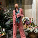 Evagelia Siriopoulou Instagram - Λουλούδια και χρώματα…🌺💕 @detsoutsa 📸 @stefania_dros @helmiclothes @mark_milan_shoes