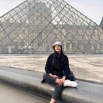 Evagelia Siriopoulou Instagram - Παρίσι💚 #evageliasiriopoulou #actress #paris #travelphotography #louvre #arkdetriompheparis #goodmorning