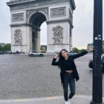 Evagelia Siriopoulou Instagram - Παρίσι💚 #evageliasiriopoulou #actress #paris #travelphotography #louvre #arkdetriompheparis #goodmorning