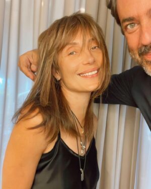 Evdokia Roumelioti Instagram - Το κάναμε και αυτό μαζί με τον αγαπημένο μου !!!!!Φορέσαμε μαλλιά και ρουχα Γιάννας και αρχίζουμε το νέο ταξίδι μας για την  υπέροχη κωμωδία μας!!!!!