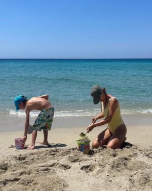 Evdokia Roumelioti Instagram - Και μου χαρίζει την ευτυχία μέσα σε μια στιγμή…και με κάνει να νιώθω ότι αν πετύχω να φτιάξω το καστράκι  έχω πετύχει το πιο σημαντικό πράγμα στον κόσμο …και μου μαθαίνει συνέχεια ,κάθε στιγμή ότι μπορώ να είμαι χαρούμενη με το πια απλά πράγματα …και μου θυμίζει πως είναι να γελάω με την καρδιά μου …και ευχαριστώ την ζωη που μου τον έστειλε και παρακαλώ κάθε μέρα να είναι υγιής  και δυνατός και αυτός και όλα τα παιδιά του κόσμου….