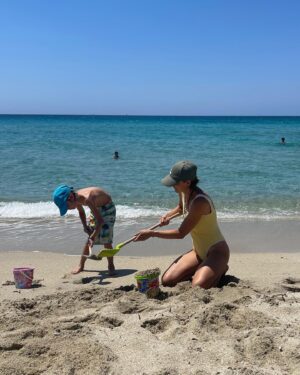 Evdokia Roumelioti Instagram - Και μου χαρίζει την ευτυχία μέσα σε μια στιγμή…και με κάνει να νιώθω ότι αν πετύχω να φτιάξω το καστράκι  έχω πετύχει το πιο σημαντικό πράγμα στον κόσμο …και μου μαθαίνει συνέχεια ,κάθε στιγμή ότι μπορώ να είμαι χαρούμενη με το πια απλά πράγματα …και μου θυμίζει πως είναι να γελάω με την καρδιά μου …και ευχαριστώ την ζωη που μου τον έστειλε και παρακαλώ κάθε μέρα να είναι υγιής  και δυνατός και αυτός και όλα τα παιδιά του κόσμου….