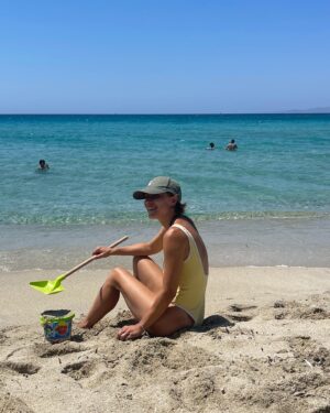 Evdokia Roumelioti Instagram - Και μου χαρίζει την ευτυχία μέσα σε μια στιγμή…και με κάνει να νιώθω ότι αν πετύχω να φτιάξω το καστράκι  έχω πετύχει το πιο σημαντικό πράγμα στον κόσμο …και μου μαθαίνει συνέχεια ,κάθε στιγμή ότι μπορώ να είμαι χαρούμενη με το πια απλά πράγματα …και μου θυμίζει πως είναι να γελάω με την καρδιά μου …και ευχαριστώ την ζωη που μου τον έστειλε και παρακαλώ κάθε μέρα να είναι υγιής  και δυνατός και αυτός και όλα τα παιδιά του κόσμου….