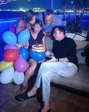 Evdokia Roumelioti Instagram - Άλλος ένας χρόνος …Πάμε δυνατά και για τα επόμενα …..